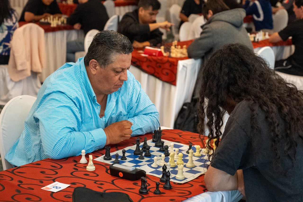 Silencio, estrategia y 40 tableros: 80 ajedrecistas compiten en Morelia