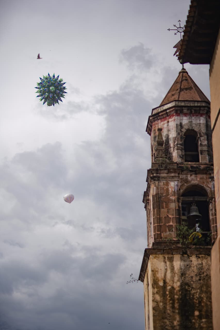 Globos de Cantoya siguen pintando el cielo de Pátzcuaro
