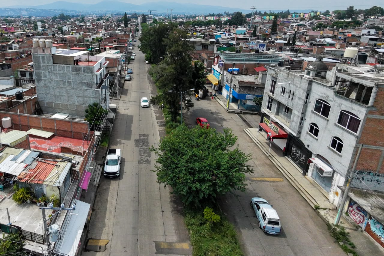 Cuando baja el agua, el lodo permanece en la avenida Poliducto