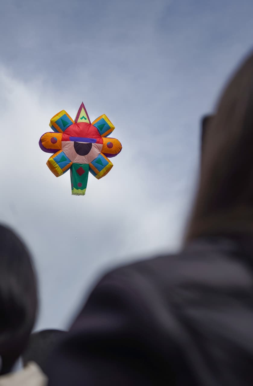 Globos de Cantoya siguen pintando el cielo de Pátzcuaro