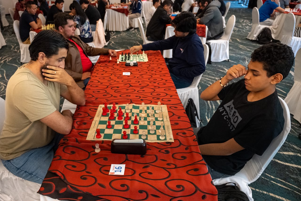 Silencio, estrategia y 40 tableros: 80 ajedrecistas compiten en Morelia