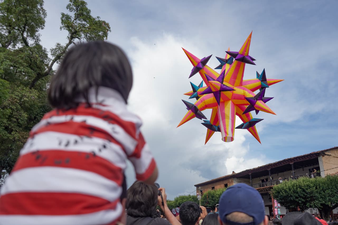 Globos de Cantoya siguen pintando el cielo de Pátzcuaro