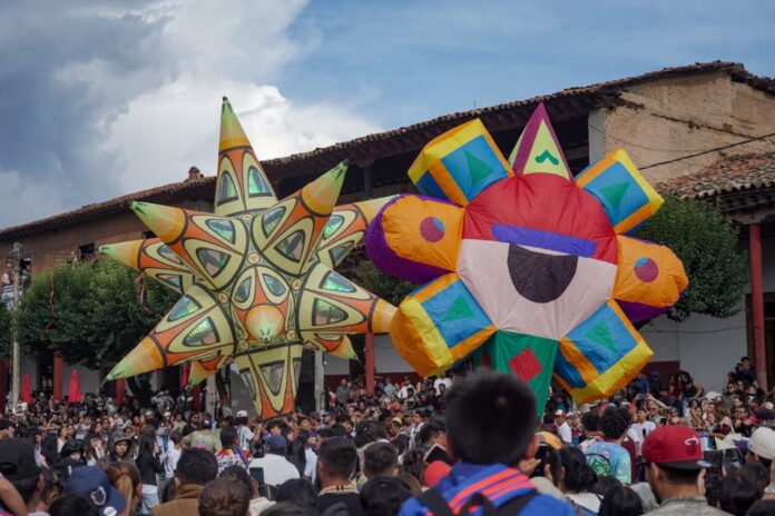 Globos de Cantoya siguen pintando el cielo de Pátzcuaro