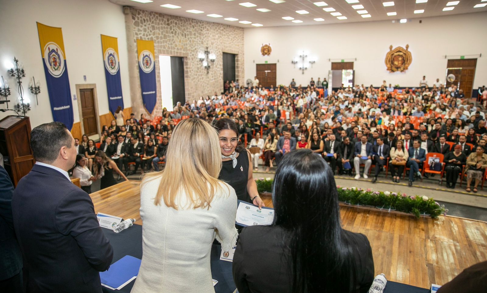 Mantener la inquietud por aprender y actualizarse, pide Yarabí Ávila a egresados de especialidades odontológicas