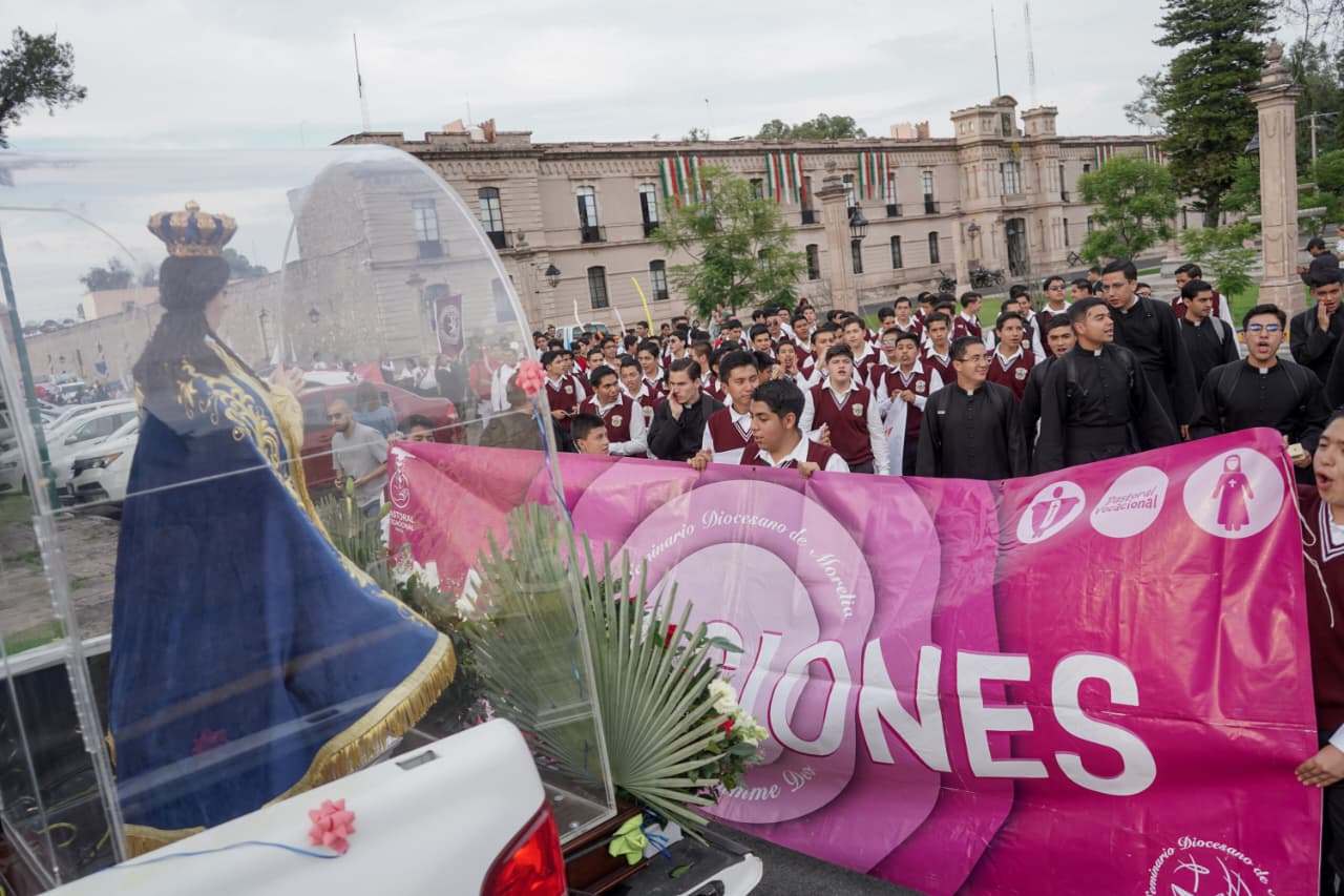 Con globos en mano comienza la Caminata Bíblica rumbo a la Catedral