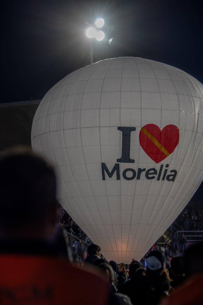 El cielo de Morelia se ilumina con la elevación masiva de globos de Cantoya