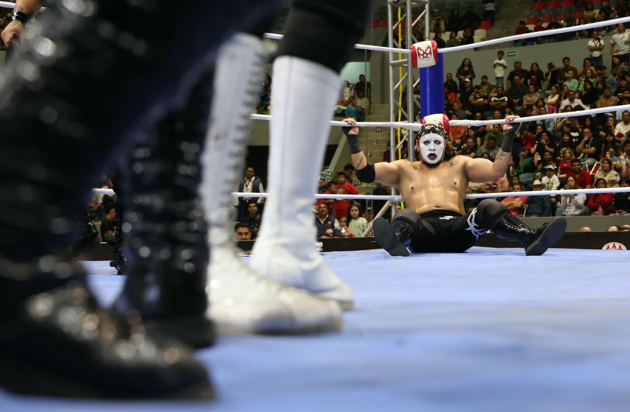 Con función de lucha libre, Alfonso Martínez reinaugura el Domo Bicentenario