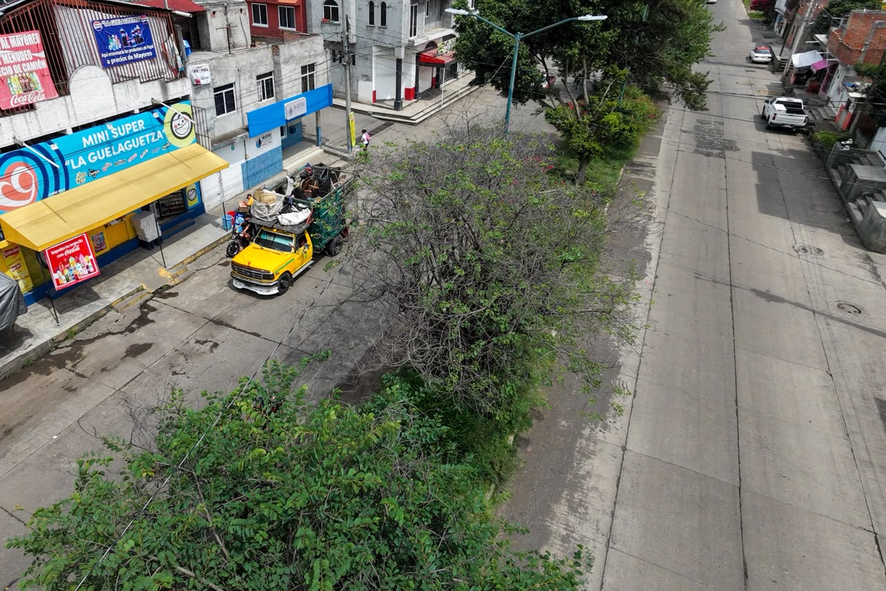 Cuando baja el agua, el lodo permanece en la avenida Poliducto