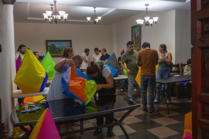 Aprende a hacer tu propio globo de Cantoya; talleres continúan este domingo en Pátzcuaro Aprende a hacer tu propio globo de Cantoya; talleres continúan este domingo en Pátzcuaro