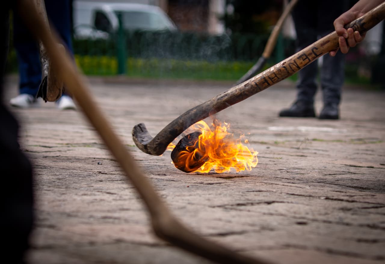Entre bastones y fuego, jóvenes mantienen viva la Uárhukua en Michoacán