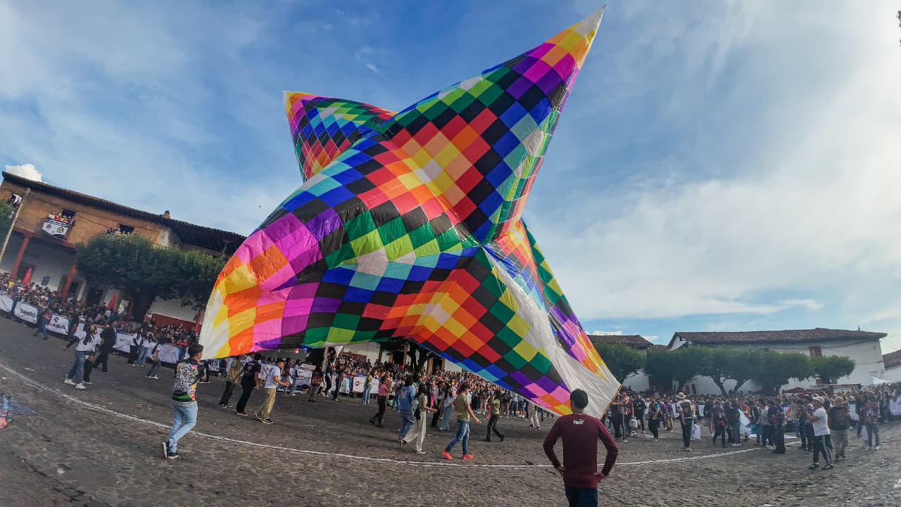 Globos de Cantoya siguen pintando el cielo de Pátzcuaro