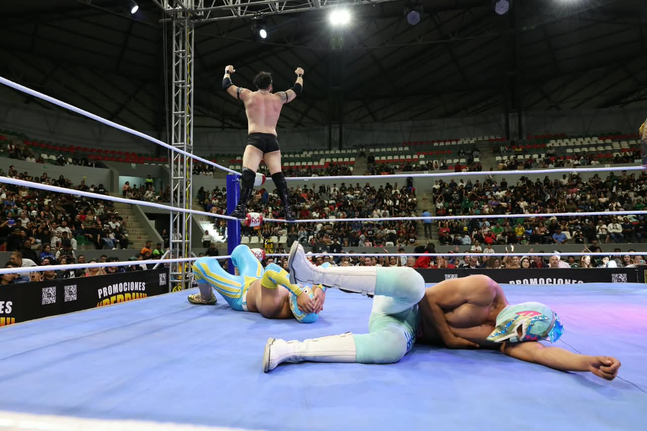 Con función de lucha libre, Alfonso Martínez reinaugura el Domo Bicentenario