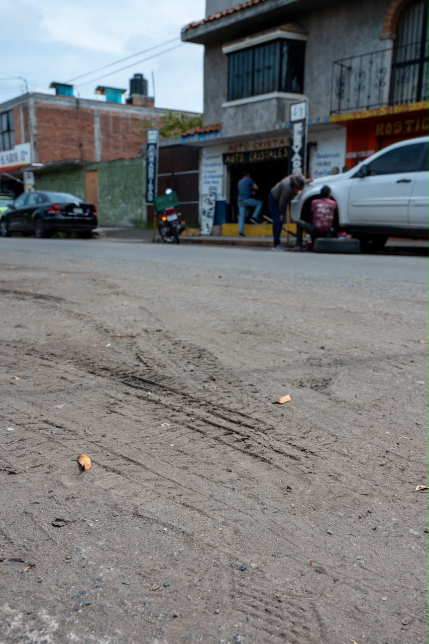 Cuando baja el agua, el lodo permanece en la avenida Poliducto