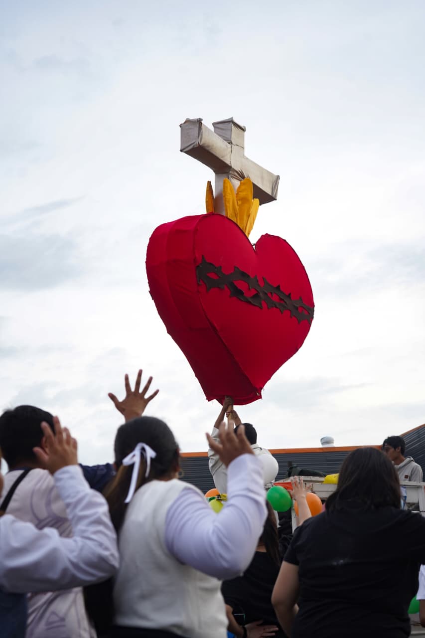 Con globos en mano comienza la Caminata Bíblica rumbo a la Catedral