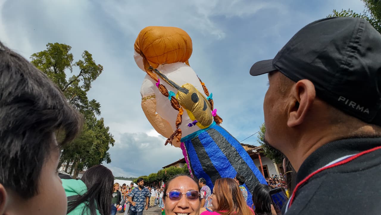 Globos de Cantoya siguen pintando el cielo de Pátzcuaro