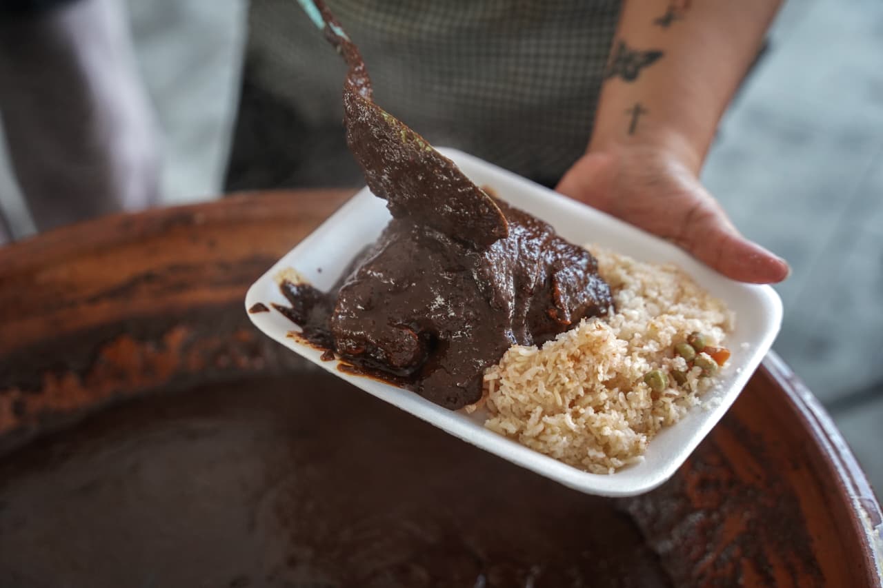¿Picoso y con olor a guayaba? Mole que rompe la costumbre en Santa María de Guido
