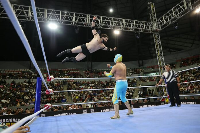 Con función de lucha libre, Alfonso Martínez reinaugura el Domo Bicentenario