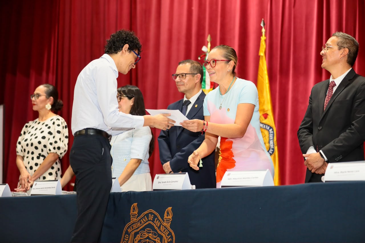 A no perder sus raíces, llama Yarabí Ávila a egresados de Idiomas
