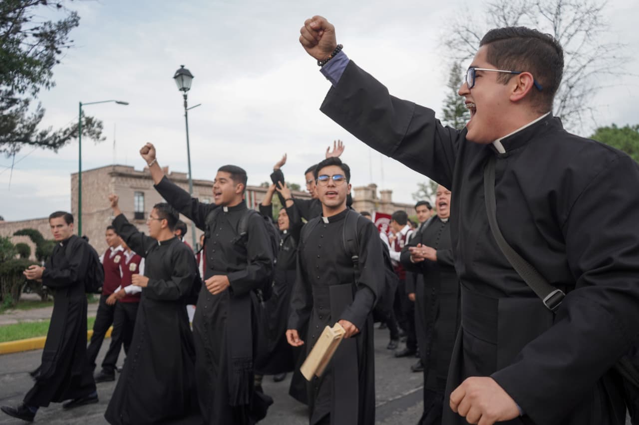 Con globos en mano comienza la Caminata Bíblica rumbo a la Catedral