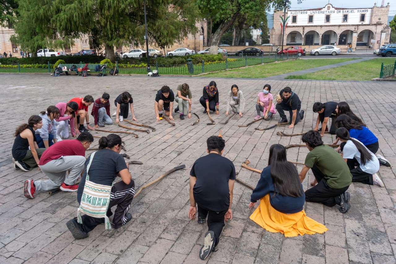 Entre bastones y fuego, jóvenes mantienen viva la Uárhukua en Michoacán