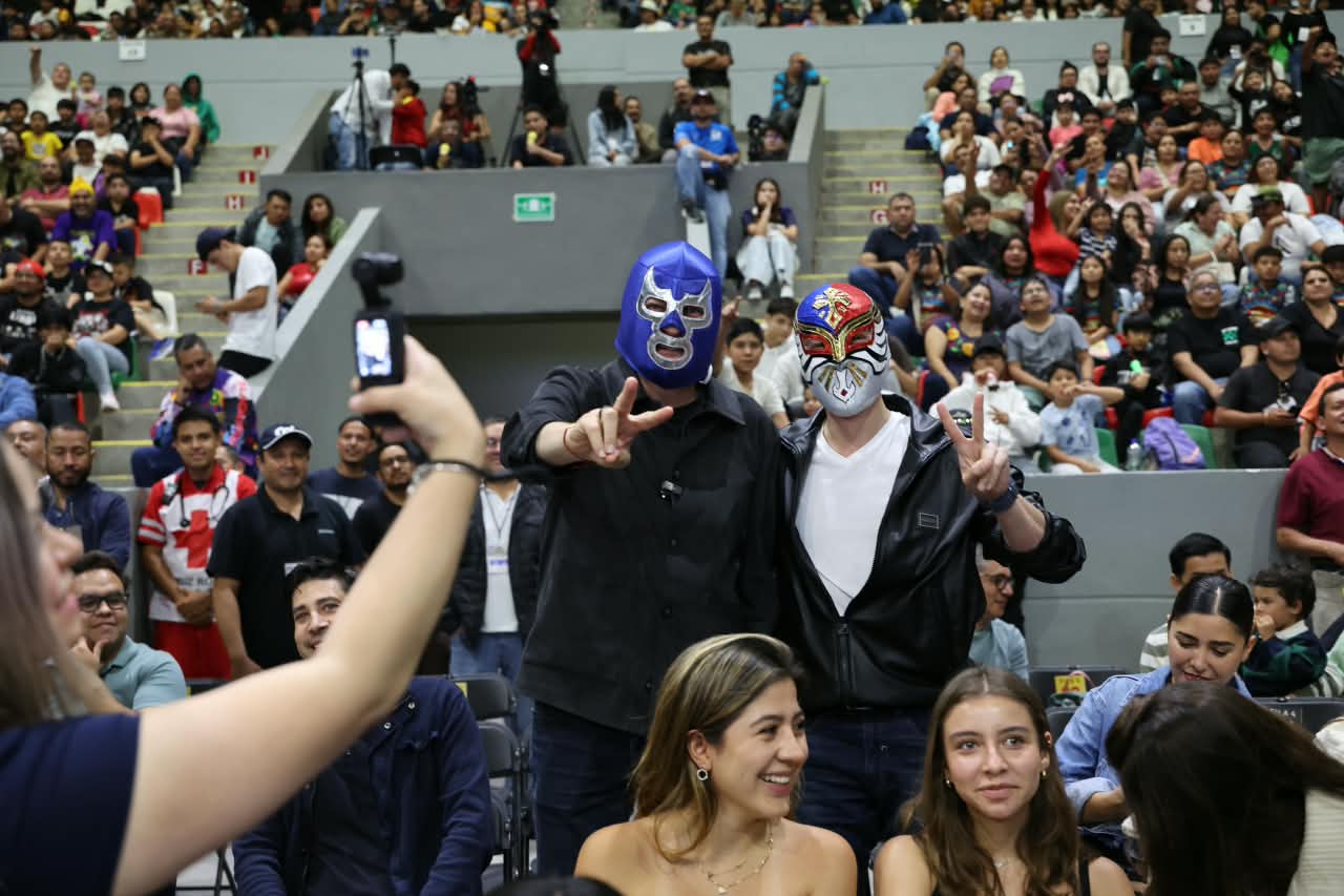 Con función de lucha libre, Alfonso Martínez reinaugura el Domo Bicentenario