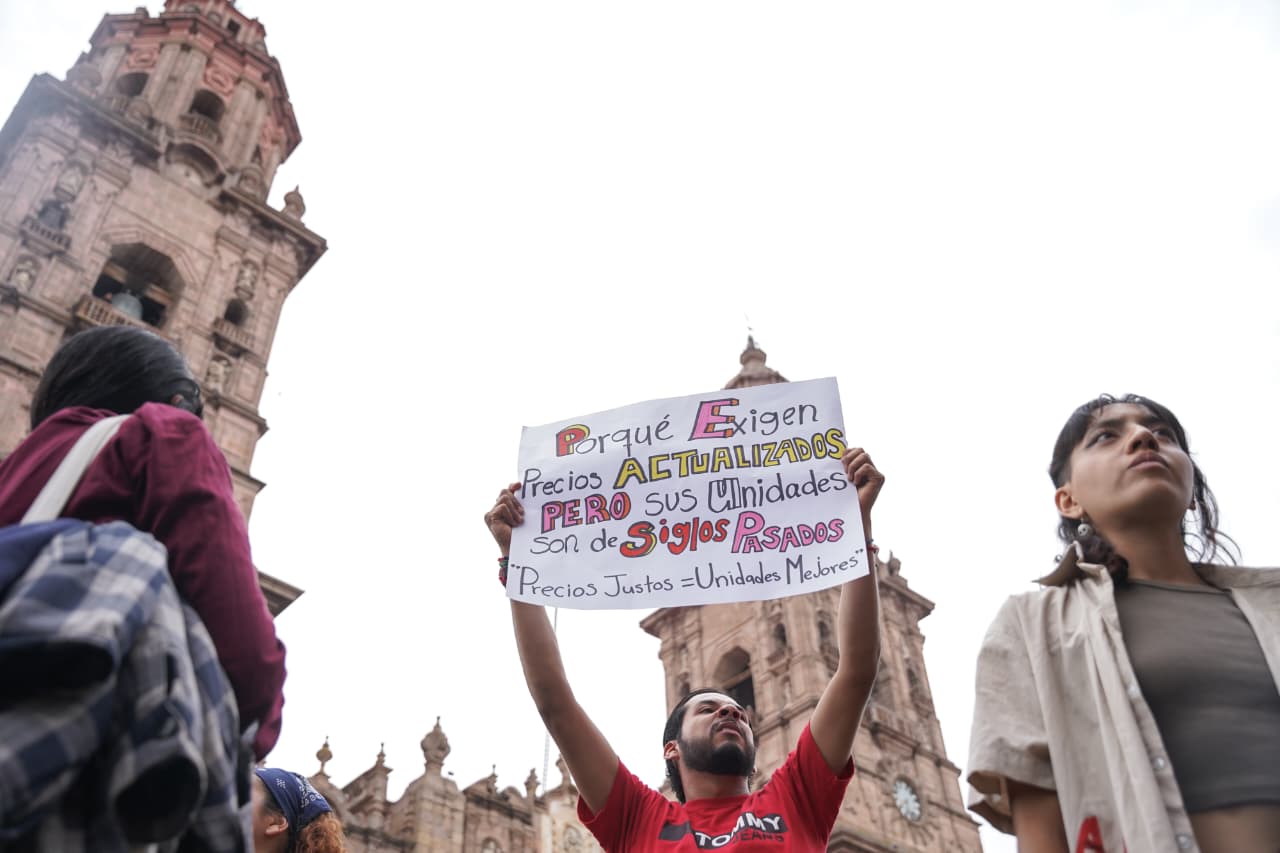 Un peso más, 900 al mes; estudiantes marchan contra el tarifazo en Morelia