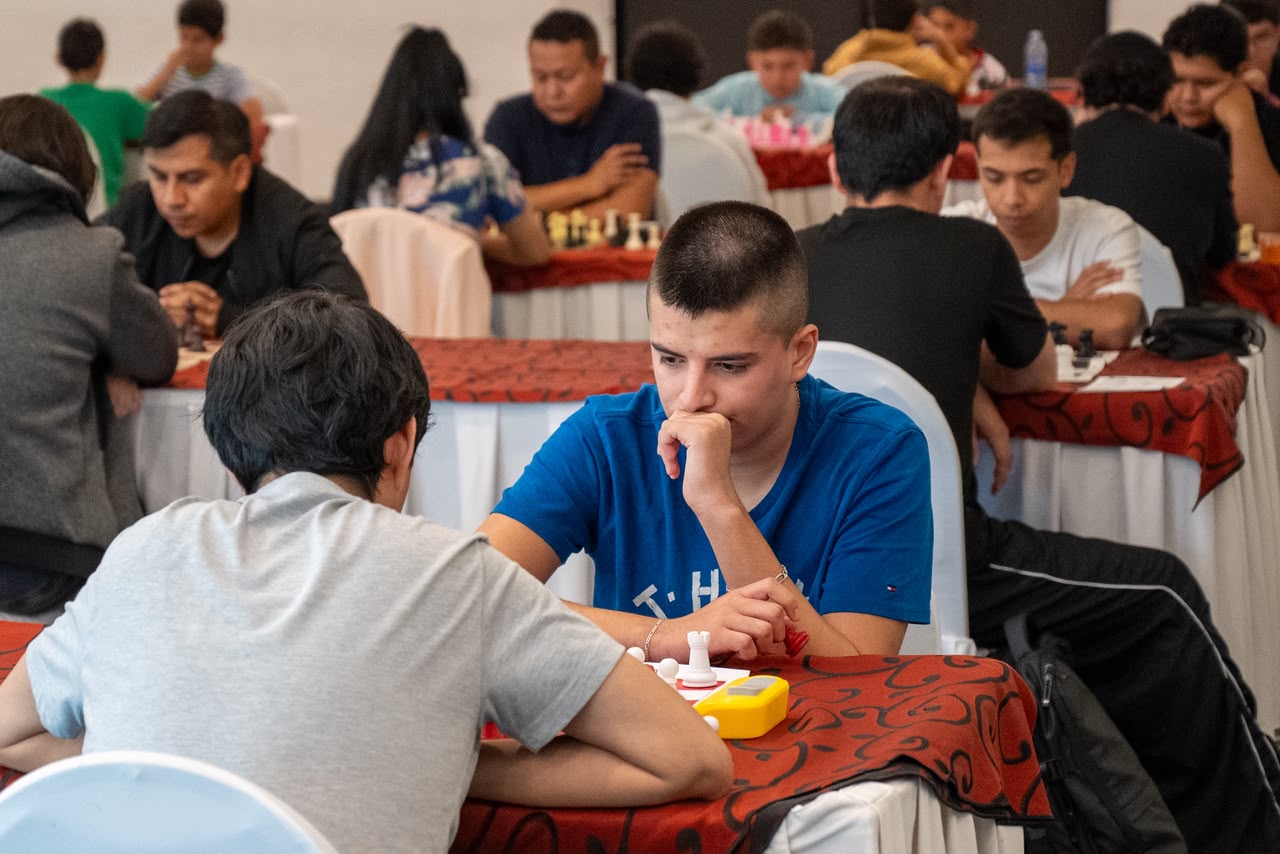 Silencio, estrategia y 40 tableros: 80 ajedrecistas compiten en Morelia