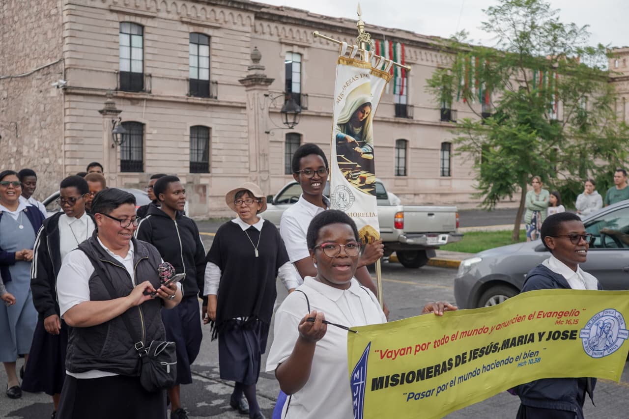 Con globos en mano comienza la Caminata Bíblica rumbo a la Catedral