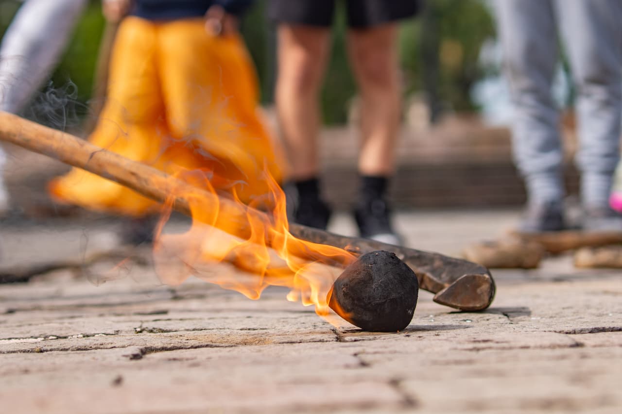 Entre bastones y fuego, jóvenes mantienen viva la Uárhukua en Michoacán
