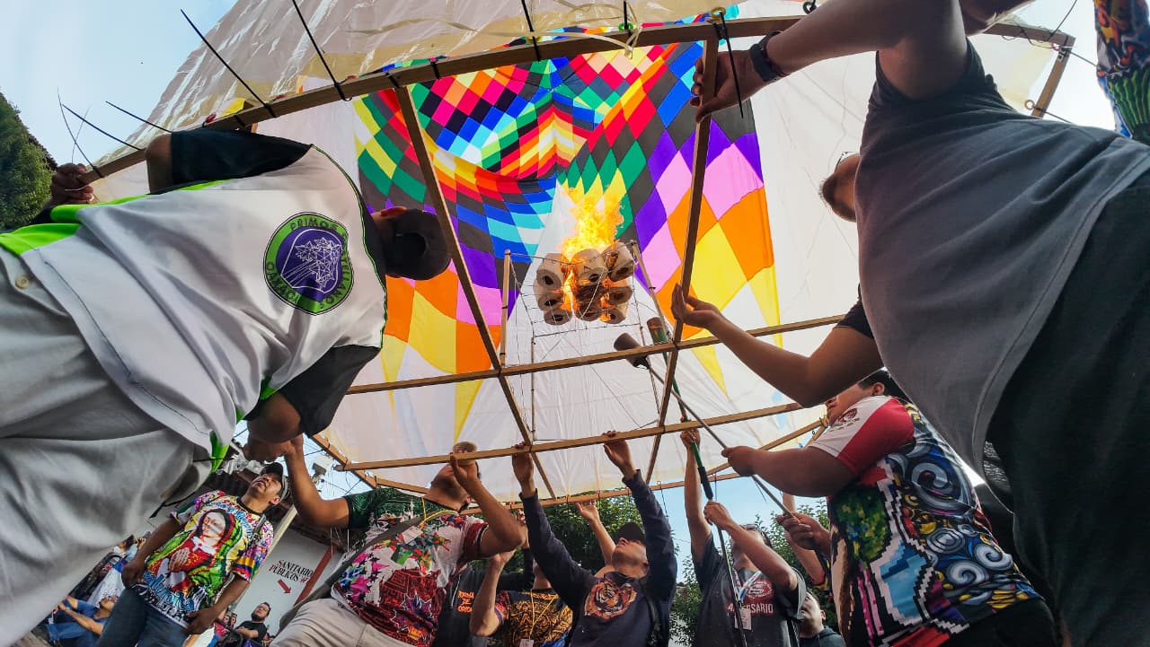 Globos de Cantoya siguen pintando el cielo de Pátzcuaro