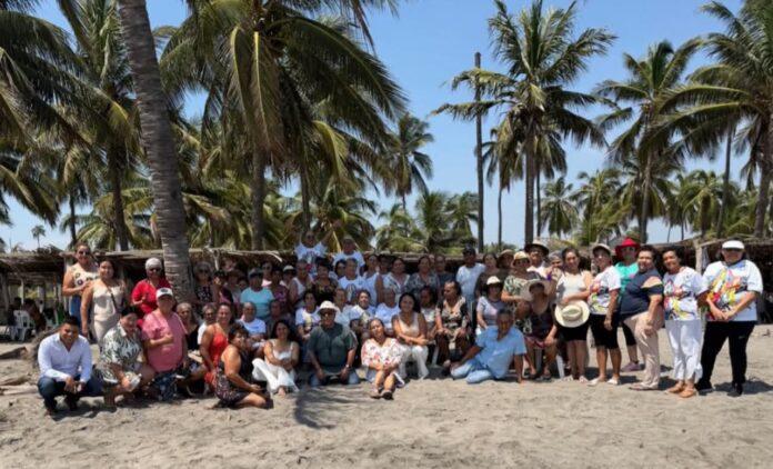 DIF de LZC lleva a adultos mayores a convivencia en la playa