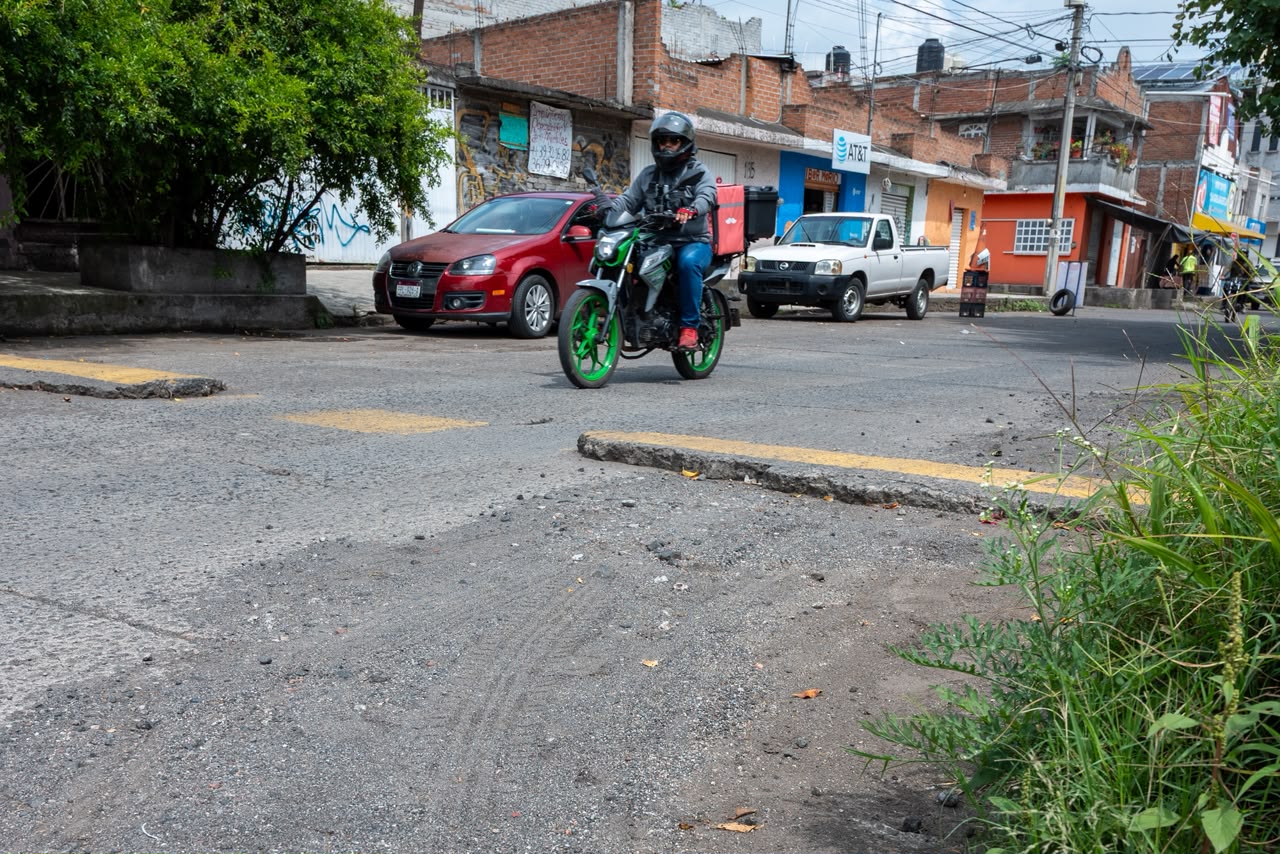 Cuando baja el agua, el lodo permanece en la avenida Poliducto