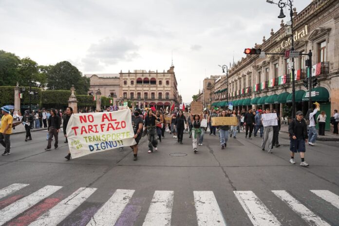 Un peso más, 900 al mes; estudiantes marchan contra el tarifazo en Morelia