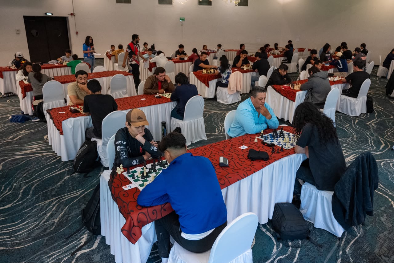 Silencio, estrategia y 40 tableros: 80 ajedrecistas compiten en Morelia