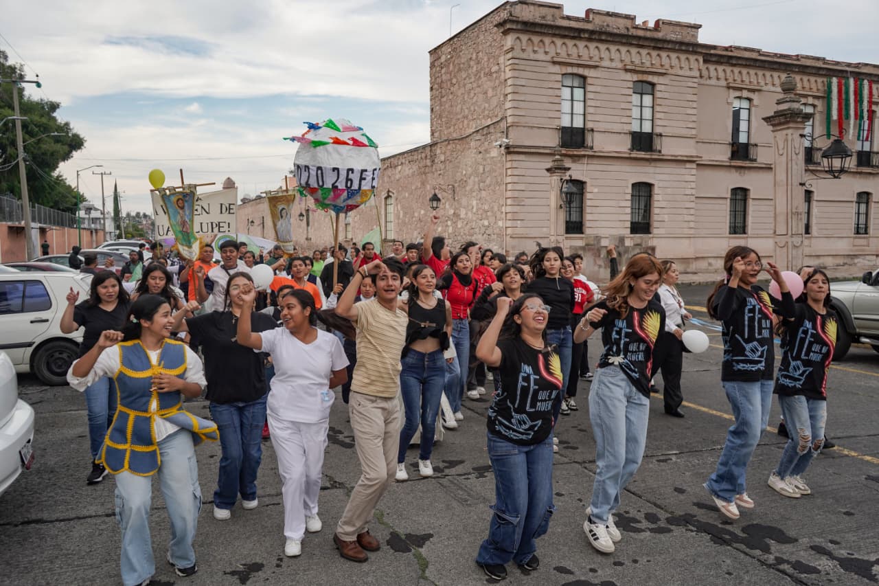 Con globos en mano comienza la Caminata Bíblica rumbo a la Catedral
