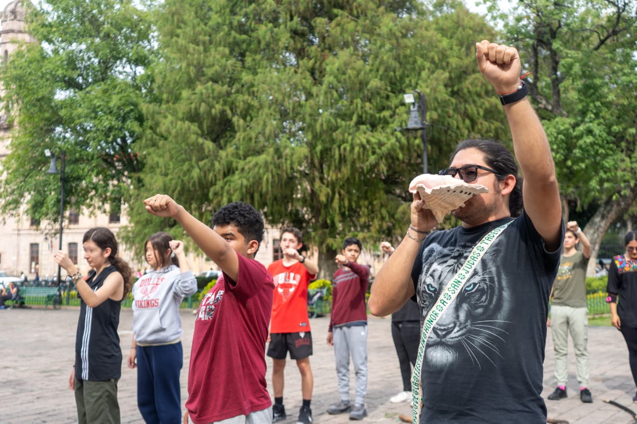 Entre bastones y fuego, jóvenes mantienen viva la Uárhukua en Michoacán