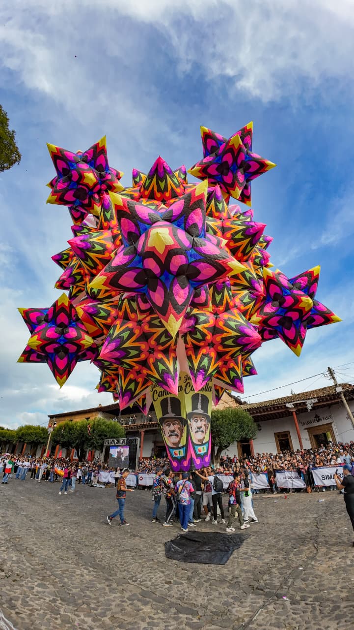 Globos de Cantoya siguen pintando el cielo de Pátzcuaro