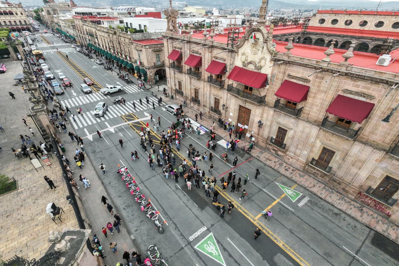 Un peso más, 900 al mes; estudiantes marchan contra el tarifazo en Morelia
