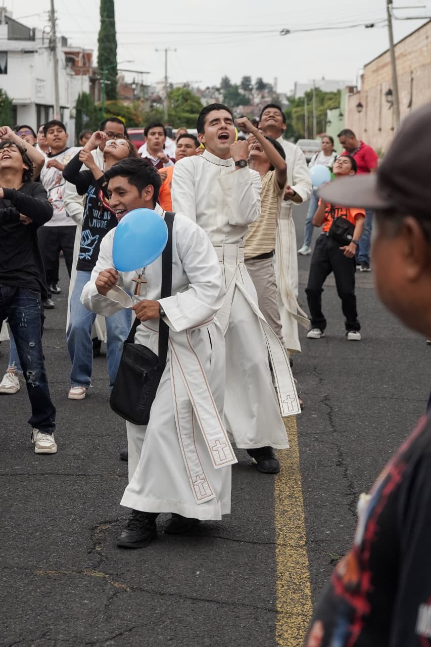 Con globos en mano comienza la Caminata Bíblica rumbo a la Catedral