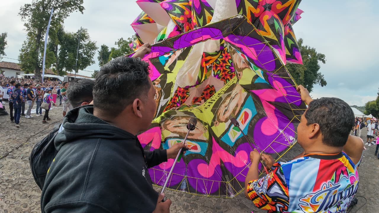 Globos de Cantoya siguen pintando el cielo de Pátzcuaro