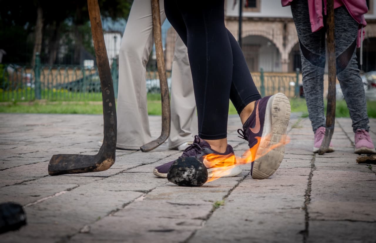 Entre bastones y fuego, jóvenes mantienen viva la Uárhukua en Michoacán