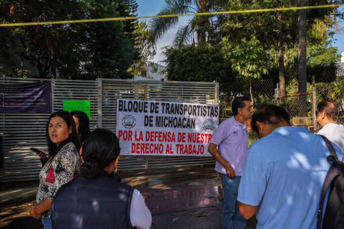Taxistas toman oficinas municipales del CAM y Manantiales; exigen diálogo con el Ayuntamiento Taxistas toman oficinas municipales del CAM y Manantiales; exigen diálogo con el Ayuntamiento