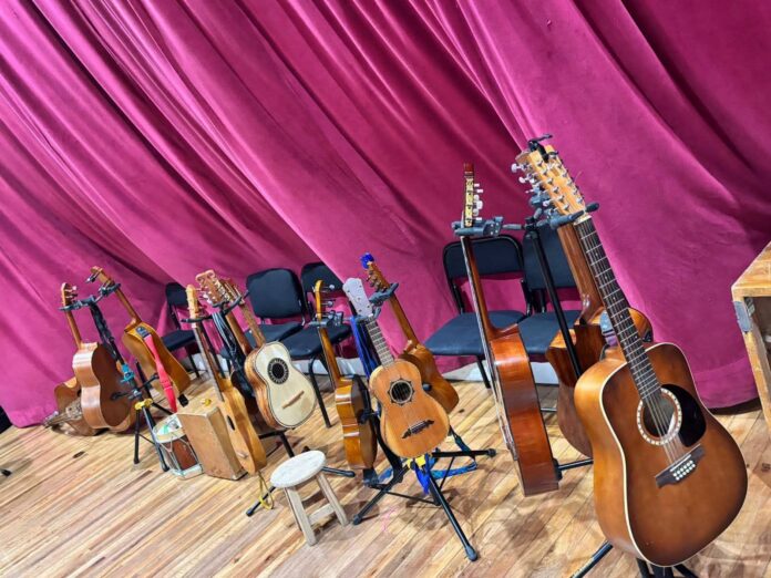 Roban instrumentos y equipo de sonido a grupo Media Luna