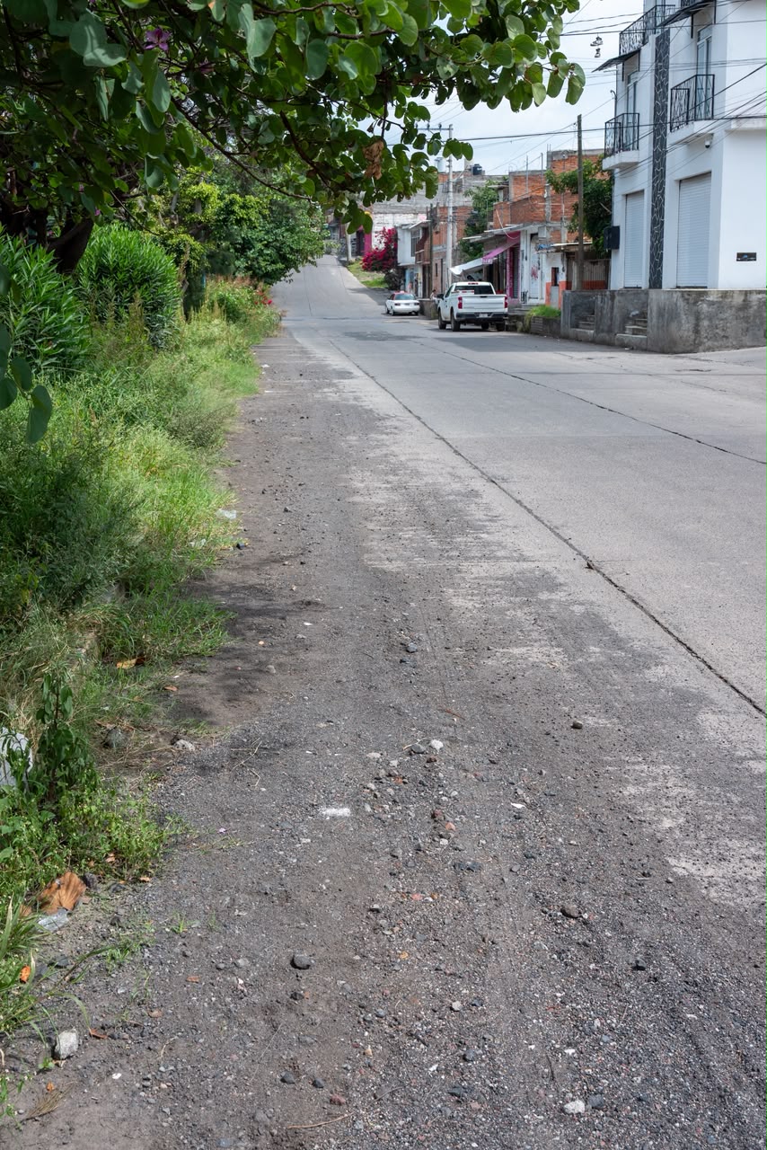 Cuando baja el agua, el lodo permanece en la avenida Poliducto