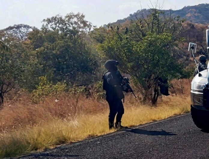 Policías repelen agresión en la carretera “nueva” a Acahuato