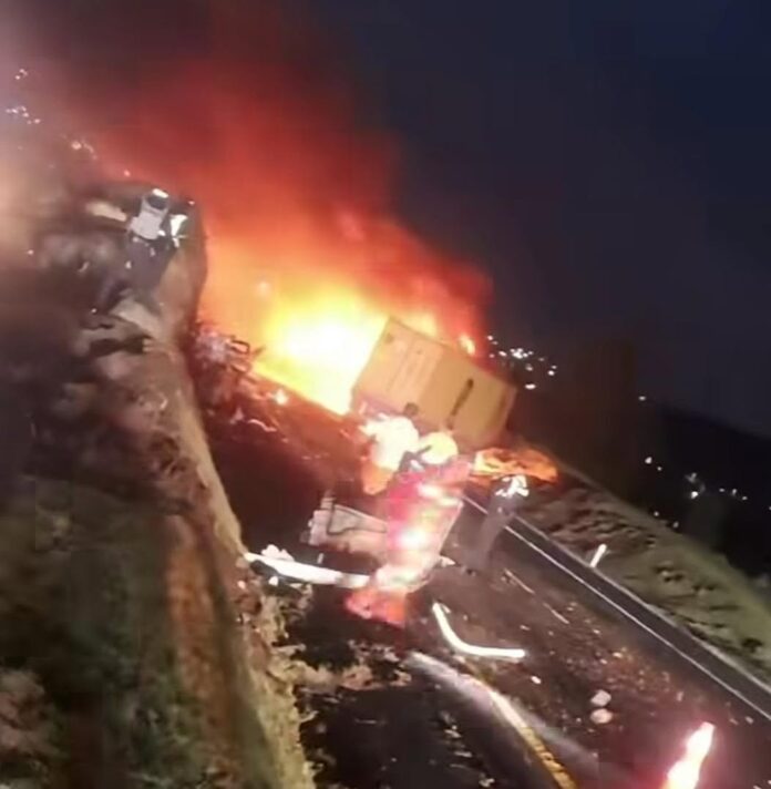 Arde tráiler tras accidente en la México-Guadalajara