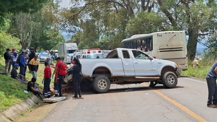 Choque deja al menos 10 lesionados en la Zamora-Carapan
