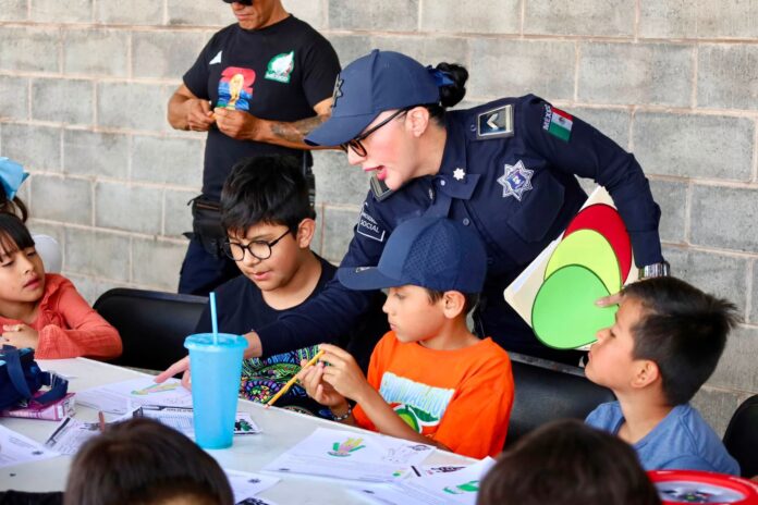 Enseñan semáforo corporal en el curso de verano de Tránsito Uruapan