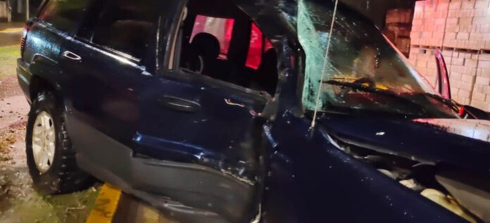 Camioneta choca contra bolardos y árbol en Huetamo