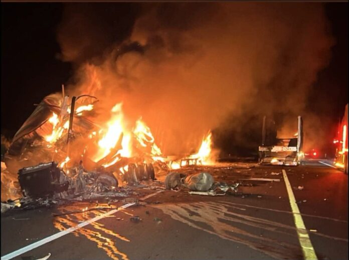 Registran choque e incendios de vehículos en Arteaga y La Huacana Registran choque e incendios de vehículos en Arteaga y La Huacana